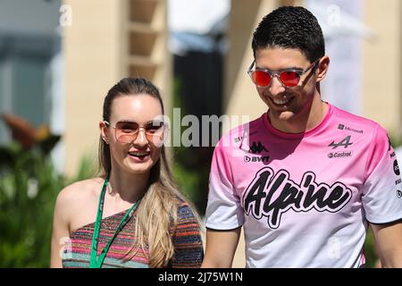 Esteban Ocon (FRA) Alpine F1 Team mit seiner Freundin Elena Berri (ITA). 06.05.2022. Formel 1 Weltmeisterschaft, Rd 5, Miami Grand Prix, Miami, Florida, USA, Übungstag. Bildnachweis sollte lauten: XPB/Press Association Images. Stockfoto