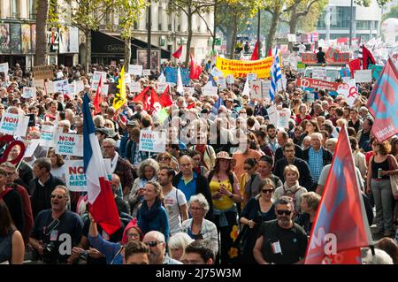 PARIS, FRANKREICH - 23. SEPTEMBER 2017 : Demonstration der linksextremen Partei 'Les Insoumis' gegen die von Präsident Macron unterstützten Arbeitsgesetze Stockfoto