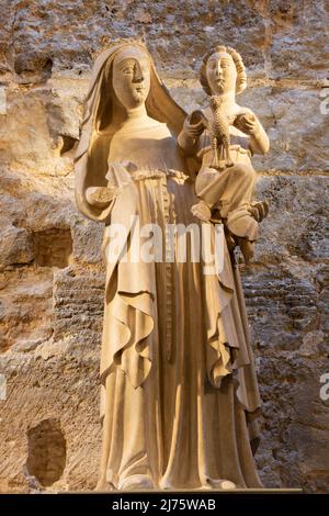 VALENCIA, SPANIEN - 14. FEBRUAR 2022: Die steinerne Statue der Madonna in der Kathedrale - Basilika der Himmelfahrt unserer Lieben Frau von einem unbekannten Künstler Stockfoto