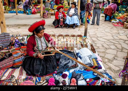Eine Indigene Quechua-Frau Zeigt Die Traditionelle Methode Des Wabens Von Wolle Im Dorf Chinchero, Im Heiligen Tal, Provinz Urubamba, Peru. Stockfoto