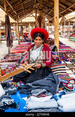 Eine Indigene Quechua-Frau Zeigt Die Traditionelle Methode Des Wabens Von Wolle Im Dorf Chinchero, Im Heiligen Tal, Provinz Urubamba, Peru. Stockfoto