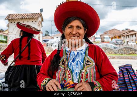 Ein Porträt einer indigenen Quechua-Frau auf dem Sonntagsmarkt im Dorf Chinchero, dem Heiligen Tal, Provinz Urubamba, Peru. Stockfoto