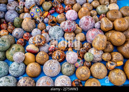 Typische Andische Handwerkskunst Zum Verkauf Auf Dem Sonntagsmarkt Im Dorf Chinchero, Dem Heiligen Tal, Provinz Urubamba, Peru. Stockfoto