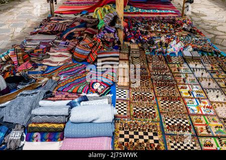 Typische Andische Handwerkskunst Zum Verkauf Auf Dem Sonntagsmarkt Im Dorf Chinchero, Dem Heiligen Tal, Provinz Urubamba, Peru. Stockfoto