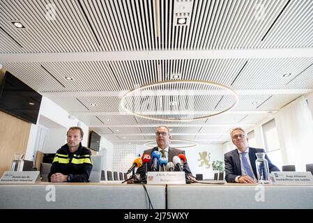 2022-05-06 17:34:44 ALBLASSERDAM - Dennis den OS, Bezirksleiter von Südholland Süden, Bürgermeister Jaap Paans und Hauptanwalt Hugo Hillenaar (von links nach rechts) während einer Pressekonferenz im Rathaus über das tödliche Schießen auf einer Pflegefarm. Der Vorfall hinterließ zwei Tote und drei Verletzte. Der Verdächtige wurde schnell verhaftet. ANP SEM VAN DER WAL niederlande Out - belgien Out Stockfoto