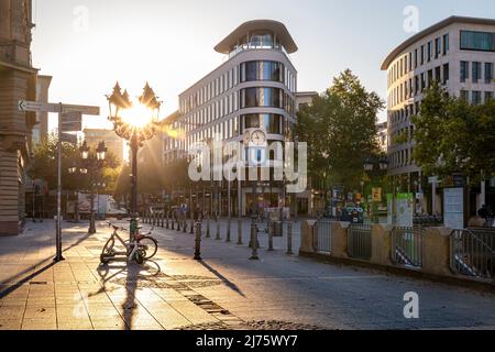 Deutschland, Hessen, Rhein-Main-Gebiet, Frankfurt am Main, Opernplatz am sonnigen Morgen im Sommer Stockfoto