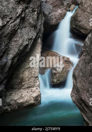 Kleiner Wasserfall zwischen Felsen. Langzeitbelichtung. Allgäuer Alpen, Deutschland Stockfoto