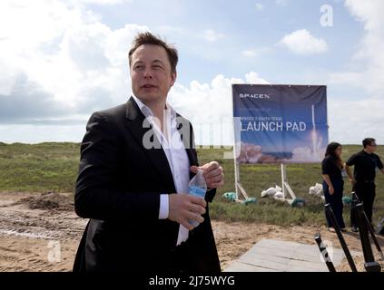 22. September 2014, Brownsville, Texas, USA: Boca Chica, Texas USA 22SEP14: ELON MUSK hilft, am Standort des neuen Weltraumhafens im äußersten Süden von Texas in Boca Chica, Texas, den Boden zu brechen. Der abgelegene Standort östlich von Brownsville, Texas, liegt zwei Meilen (3,2 km) von der Mündung des Rio Grande River und der texanischen Grenze zu Mexiko entfernt. (Bild: © Bob Daemmrich/ZUMA Press Wire) Stockfoto