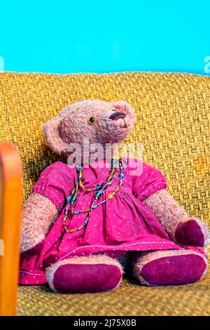 Ein selbstgemachter Teddy auf einem restaurierten Sessel Stockfoto