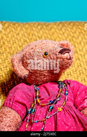 Ein selbstgemachter Teddy auf einem restaurierten Sessel Stockfoto