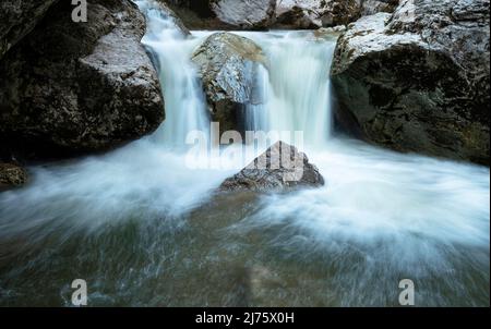 Kleiner Wasserfall zwischen Felsen. Langzeitbelichtung. Allgäuer Alpen, Deutschland Stockfoto