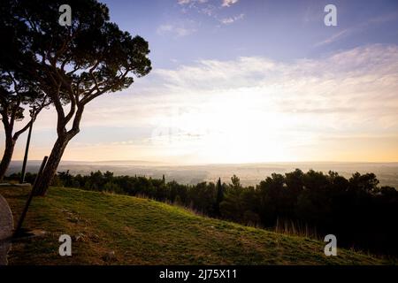 Weitwinkelansicht über die wunderschöne italienische Landschaft bei Sonnenuntergang von Castel del Monte, Stockfoto