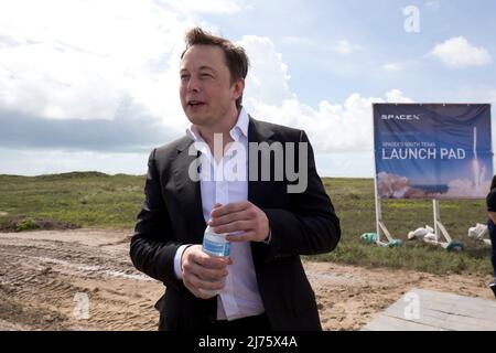 22. September 2014, Brownsville, Texas, USA: Boca Chica, Texas USA 22SEP14: ELON MUSK hilft, am Standort des neuen Weltraumhafens im äußersten Süden von Texas in Boca Chica, Texas, den Boden zu brechen. Der abgelegene Standort östlich von Brownsville, Texas, liegt zwei Meilen (3,2 km) von der Mündung des Rio Grande River und der texanischen Grenze zu Mexiko entfernt. (Bild: © Bob Daemmrich/ZUMA Press Wire) Stockfoto