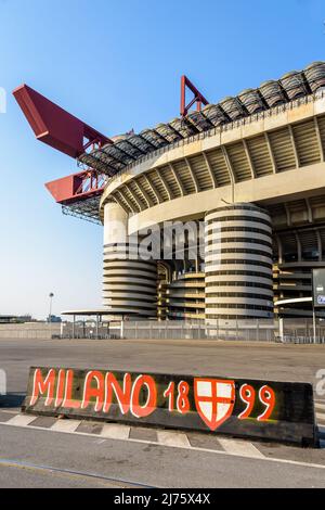 Ein Graffiti zu Ehren des Fußballvereins AC Milan vor dem Fußballstadion San Siro in Mailand, Italien. Stockfoto