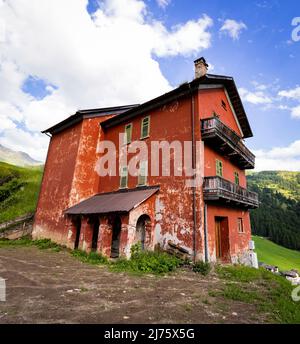 Altes ruinöses Haus in den Südtiroler Alpen in Italien, Stockfoto