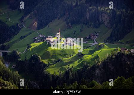 Romantisches kleines Dorf mit Kapelle in den Südtiroler Alpen in Italien, Stockfoto