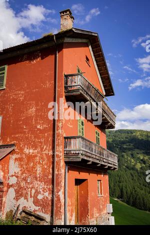 Altes ruinöses Haus in den Südtiroler Alpen in Italien, Stockfoto