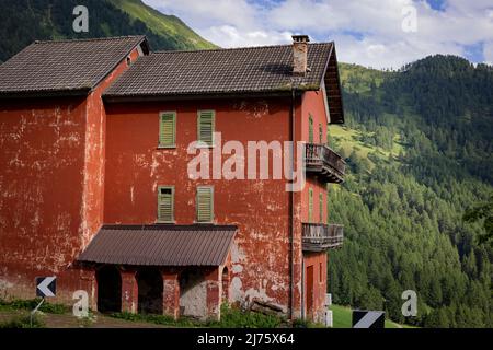 Altes ruinöses Haus in den Südtiroler Alpen in Italien, Stockfoto