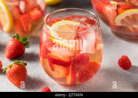 Erfrischender Rosenwein Sangria mit Zitrone und Beeren Stockfoto