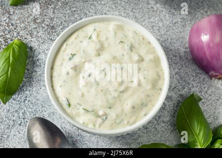 Hausgemachte Salatdressings der grünen Göttin mit Basilikum, Knoblauch und Kräutern Stockfoto