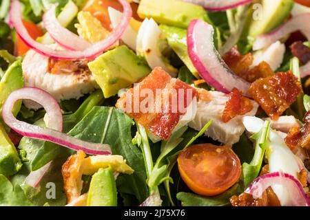 Hausgemachter gesunder grüner Kobbbbensalat der Göttin mit Hühnerbacon und Avocado Stockfoto