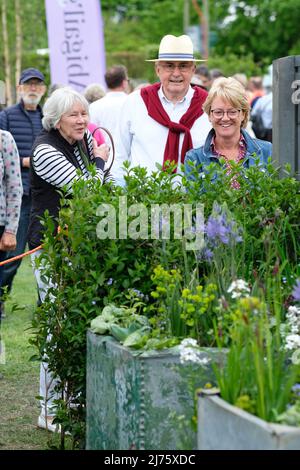 Malvern, Worcestershire, Großbritannien – Freitag, 6.. Mai 2022 – Besucher genießen einen der vielen Designergärten beim 35. RHS Malvern Spring Festival of Gardening and Plants, das sechs Schaugärten und einen Platinum Jubilee Garden umfasst. Das RHS Malvern Spring Festival läuft bis Sonntag, den 8.. Mai. Foto Steven May / Alamy Live News Stockfoto