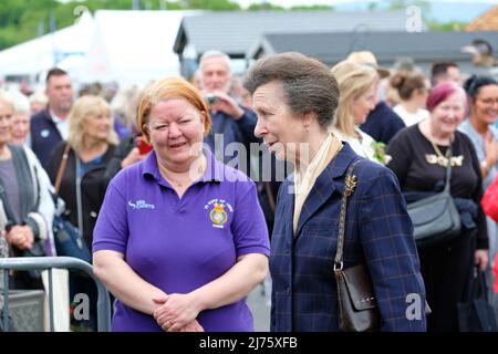 Malvern, Worcestershire, Großbritannien – Freitag, 6.. Mai 2022 – Königliche Hoheit Prinzessin Anne trifft auf dem Gelände der RHS Malvern lokale Mitglieder der Seekadetten. Das RHS Malvern Frühlingsfest 35. für Garten und Pflanzen bietet sechs Schaugärten und einen Platinum Jubilee Garden. Das RHS Malvern Spring Festival läuft bis Sonntag, den 8.. Mai. Foto Steven May / Alamy Live News Stockfoto