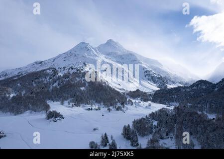 Wunderschöne Winterlandschaft in den Bergen, Schweizer alpen, Stockfoto