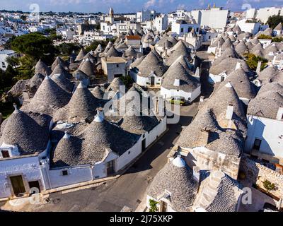 Stadt Alberobello in Italien mit seinen berühmten historischen Trulli Häusern, Stockfoto