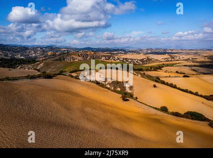 Flug über die wunderschönen ländlichen Landschaften Süditalien, Stockfoto