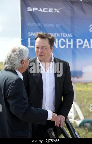 22. September 2014, Brownsville, Texas, USA: Boca Chica, Texas USA 22SEP14: ELON MUSK hilft, am Standort des neuen Weltraumhafens im äußersten Süden von Texas in Boca Chica, Texas, den Boden zu brechen. Der abgelegene Standort östlich von Brownsville, Texas, liegt zwei Meilen (3,2 km) von der Mündung des Rio Grande River und der texanischen Grenze zu Mexiko entfernt. (Bild: © Bob Daemmrich/ZUMA Press Wire) Stockfoto