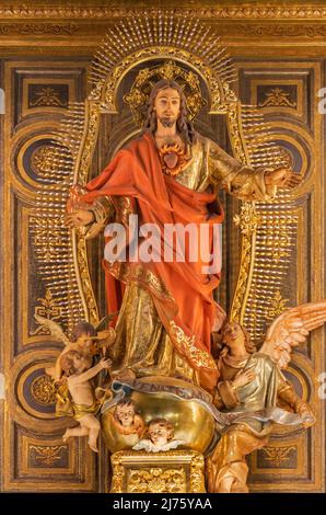 VALENCIA, SPANIEN - 17. FEBRUAR 2022: Die geschnitzte polychrome Barockstatue des Herzens Jesu auf der Hauptlatr in der Kirche Basilica Sagrado Corazon. Stockfoto