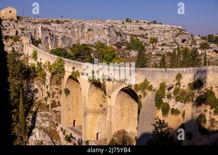 Das historische Dorf Gravina in Apulien mit seiner berühmten Aquädukt-Brücke, Stockfoto