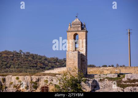 Das historische Dorf Gravina in Apulien mit seiner berühmten Aquädukt-Brücke, Stockfoto