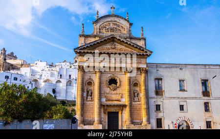 Schönes Gebäude in Ostuni - eine beliebte Stadt in Süditalien Stockfoto