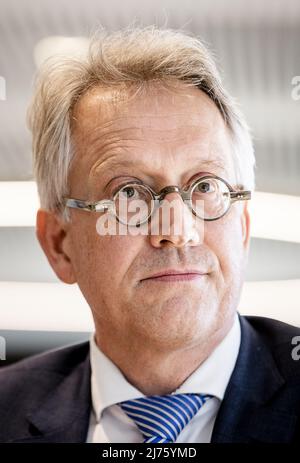 2022-05-06 17:41:54 ALBLASSERDAM - Oberster Staatsanwalt Hugo Hillenaar während einer Pressekonferenz im Rathaus über das tödliche Schießen auf einer Pflegefarm. Der Vorfall hinterließ zwei Tote und drei Verletzte. Der Verdächtige wurde schnell verhaftet. ANP SEM VAN DER WAL niederlande Out - belgien Out Stockfoto