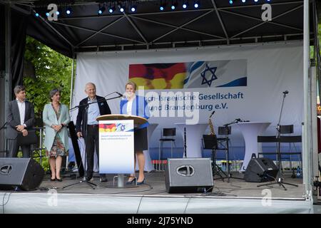 6. Mai 2022, Berlin, Deutschland: Am 6. Mai 2022 organisierte die Deutsch-Israelische Gesellschaft Berlin und Brandenburg den Israel Day in Berlin am Wittenbergplatz. Mehrere Redner waren eingeladen, darunter der Regierende Bürgermeister von Berlin, der Gesandte der Botschaft des Landes Israel in der Bundesrepublik Deutschland und der Vizepräsident des Landtags des Landes Brandenburg. Kredit: ZUMA Press, Inc./Alamy Live Nachrichten Stockfoto