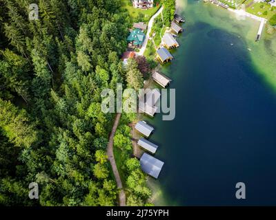Bootshütten am Altaussee in Österreich, Luftbild Stockfoto