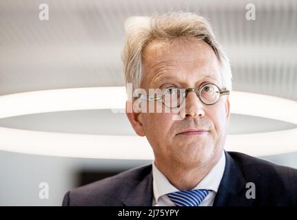 2022-05-06 17:41:54 ALBLASSERDAM - Oberster Staatsanwalt Hugo Hillenaar während einer Pressekonferenz im Rathaus über das tödliche Schießen auf einer Pflegefarm. Der Vorfall hinterließ zwei Tote und drei Verletzte. Der Verdächtige wurde schnell verhaftet. ANP SEM VAN DER WAL niederlande Out - belgien Out Stockfoto