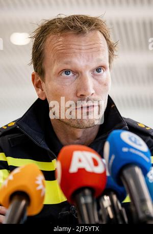 2022-05-06 17:37:10 ALBLASSERDAM - Dennis den OS, Bezirkschef Zuid-Holland-Zuid, während einer Pressekonferenz im Rathaus über das tödliche Schießen auf einer Pflegefarm. Der Vorfall hinterließ zwei Tote und drei Verletzte. Der Verdächtige wurde schnell verhaftet. ANP SEM VAN DER WAL niederlande Out - belgien Out Stockfoto
