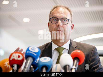 2022-05-06 17:35:15 ALBLASSERDAM - Bürgermeister Jaap Paans während einer Pressekonferenz im Rathaus über das tödliche Schießen auf einer Pflegefarm. Der Vorfall hinterließ zwei Tote und drei Verletzte. Der Verdächtige wurde schnell verhaftet. ANP SEM VAN DER WAL niederlande Out - belgien Out Stockfoto