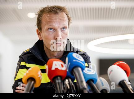 2022-05-06 17:37:10 ALBLASSERDAM - Dennis den OS, Bezirkschef Zuid-Holland-Zuid, während einer Pressekonferenz im Rathaus über das tödliche Schießen auf einer Pflegefarm. Der Vorfall hinterließ zwei Tote und drei Verletzte. Der Verdächtige wurde schnell verhaftet. ANP SEM VAN DER WAL niederlande Out - belgien Out Stockfoto