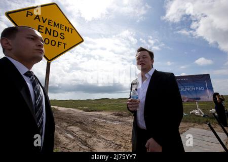 22. September 2014, Brownsville, Texas, USA: Boca Chica, Texas USA 22SEP14: ELON MUSK hilft, am Standort des neuen Weltraumhafens im äußersten Süden von Texas in Boca Chica, Texas, den Boden zu brechen. Der abgelegene Standort östlich von Brownsville, Texas, liegt zwei Meilen (3,2 km) von der Mündung des Rio Grande River und der texanischen Grenze zu Mexiko entfernt. (Bild: © Bob Daemmrich/ZUMA Press Wire) Stockfoto