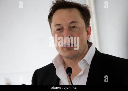 22. September 2014, Brownsville, Texas, USA: Boca Chica, Texas USA 22SEP14: ELON MUSK hilft, am Standort des neuen Weltraumhafens im äußersten Süden von Texas in Boca Chica, Texas, den Boden zu brechen. Der abgelegene Standort östlich von Brownsville, Texas, liegt zwei Meilen (3,2 km) von der Mündung des Rio Grande River und der texanischen Grenze zu Mexiko entfernt. (Bild: © Bob Daemmrich/ZUMA Press Wire) Stockfoto