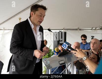 22. September 2014, Brownsville, Texas, USA: Boca Chica, Texas USA 22SEP14: ELON MUSK hilft, am Standort des neuen Weltraumhafens im äußersten Süden von Texas in Boca Chica, Texas, den Boden zu brechen. Der abgelegene Standort östlich von Brownsville, Texas, liegt zwei Meilen (3,2 km) von der Mündung des Rio Grande River und der texanischen Grenze zu Mexiko entfernt. (Bild: © Bob Daemmrich/ZUMA Press Wire) Stockfoto