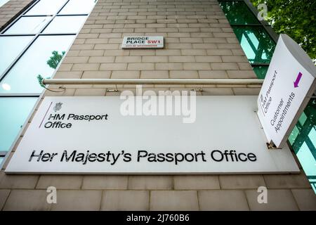 London, Victoria - 2022. Mai: Beschilderung zum Passport Office Ihrer Majestät. Regierungsbüro neben Victoria Station Stockfoto