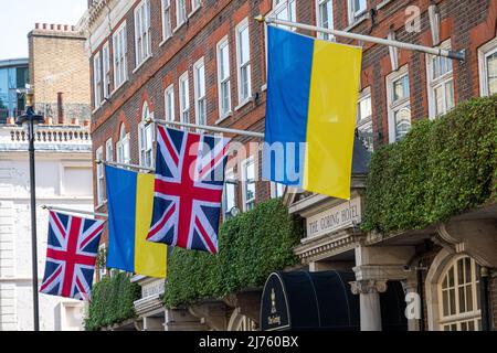 London - Mai 2022: Ukrainische und britische Flaggen fliegen vor dem Goring Hotel in Belgravia / Victoria SW1 Stockfoto