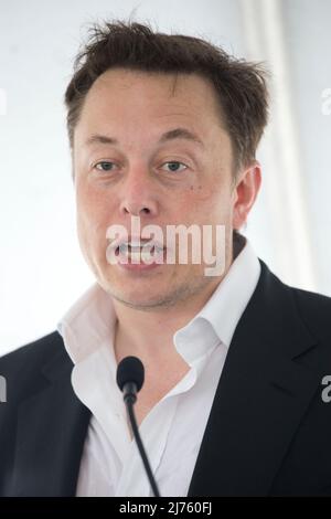 22. September 2014, Brownsville, Texas, USA: Boca Chica, Texas USA 22SEP14: ELON MUSK hilft, am Standort des neuen Weltraumhafens im äußersten Süden von Texas in Boca Chica, Texas, den Boden zu brechen. Der abgelegene Standort östlich von Brownsville, Texas, liegt zwei Meilen (3,2 km) von der Mündung des Rio Grande River und der texanischen Grenze zu Mexiko entfernt. (Bild: © Bob Daemmrich/ZUMA Press Wire) Stockfoto