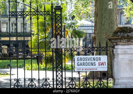 London - 2022. Mai: Grosvenor Gardens vor der Victoria Station in Westminster SW1 Stockfoto