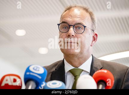 2022-05-06 17:36:11 ALBLASSERDAM - Bürgermeister Jaap Paans während einer Pressekonferenz im Rathaus über das tödliche Schießen auf einer Pflegefarm. Der Vorfall hinterließ zwei Tote und drei Verletzte. Der Verdächtige wurde schnell verhaftet. ANP SEM VAN DER WAL niederlande Out - belgien Out Stockfoto